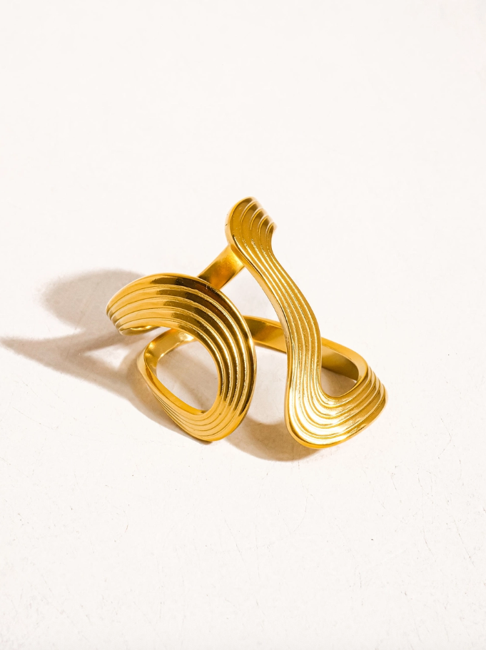 Lexi Wavy Abstract Ring